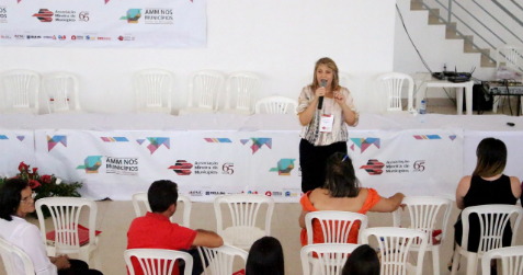 Naila Mourthé apresentando o Programa Na Ponta do Lápis em Catuti